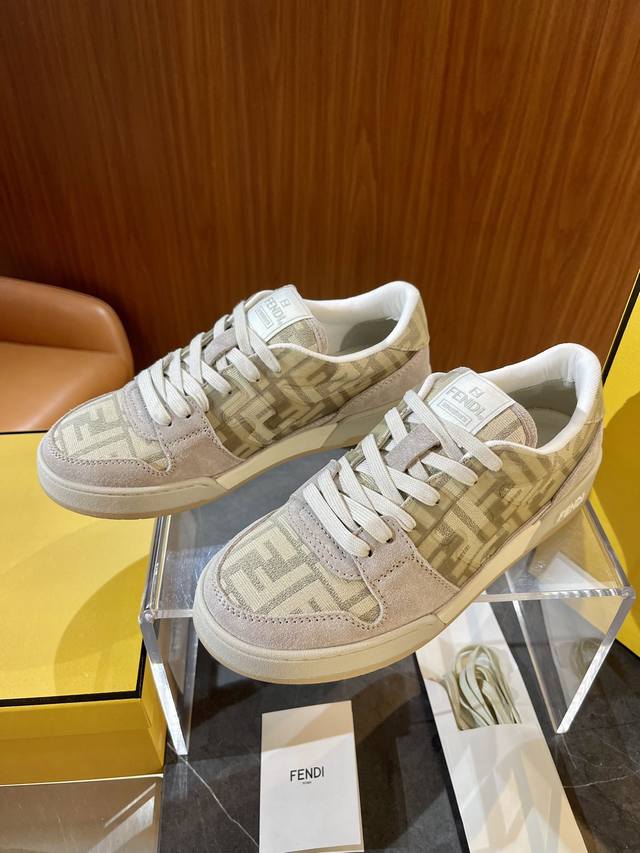 Fendi 芬迪match系带男款运动鞋。 Size；39~44 38.45定制 真皮牛皮饰以白色皮细节。橡胶鞋底，侧面带fendi字样。意大利制造 材质： 1