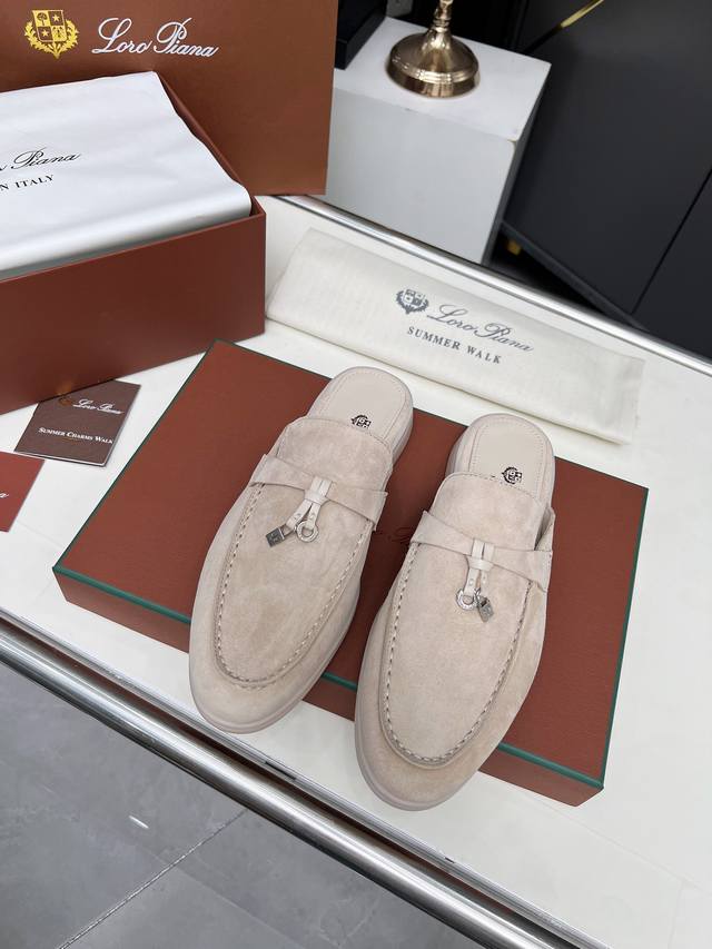 Loro Piana 诺悠翩雅半拖款。于1924年4月24日一手创立现有的loro Piana公司。家族经营至今已是第六代，为讲求品味及对质量有要求的顾客提供上