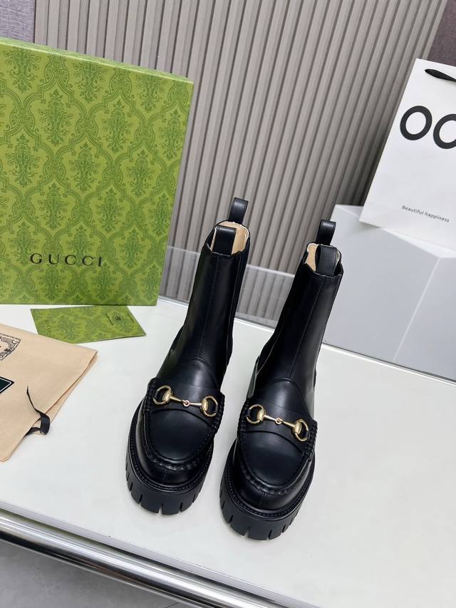 出厂价： 元 最新版古琦gucci 热卖 非常好搭配双侧松紧设计，方便穿脱‘品牌饰扣 跟高：6Cm 面料：牛皮 内里 垫脚：杏色牛里 大底tpu材质 颜色：黑色