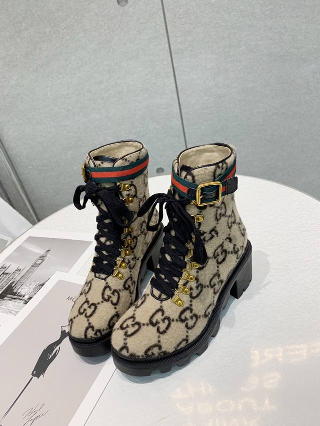 出厂价： 元 新版古奇gucci 热卖7寸靴 新款gg花呢材质的粗跟踝靴 非常好搭配网红都纷纷上脚引领最新时尚潮流。跟高6Cm 内里：进口头层猪皮垫脚：牛里 颜