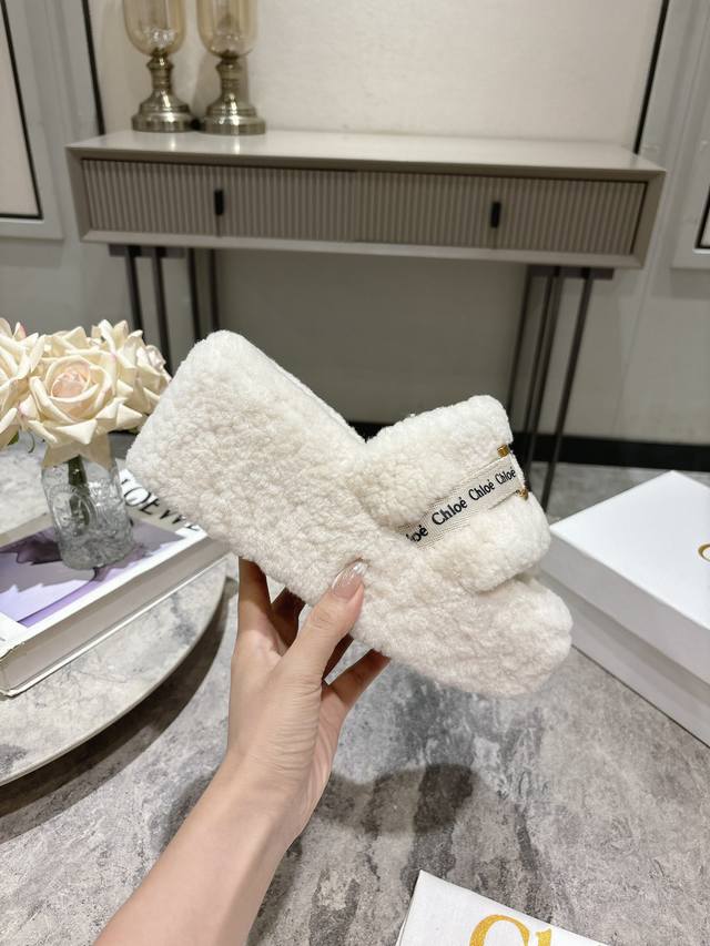 Chloe~Fw24 New Arrival～ 克洛伊羊糕毛拖鞋新品，人见人爱的呀，太可爱了 时髦度与舒适度双双在线，公主风呀 鞋面品牌logo电绣加持，真材实