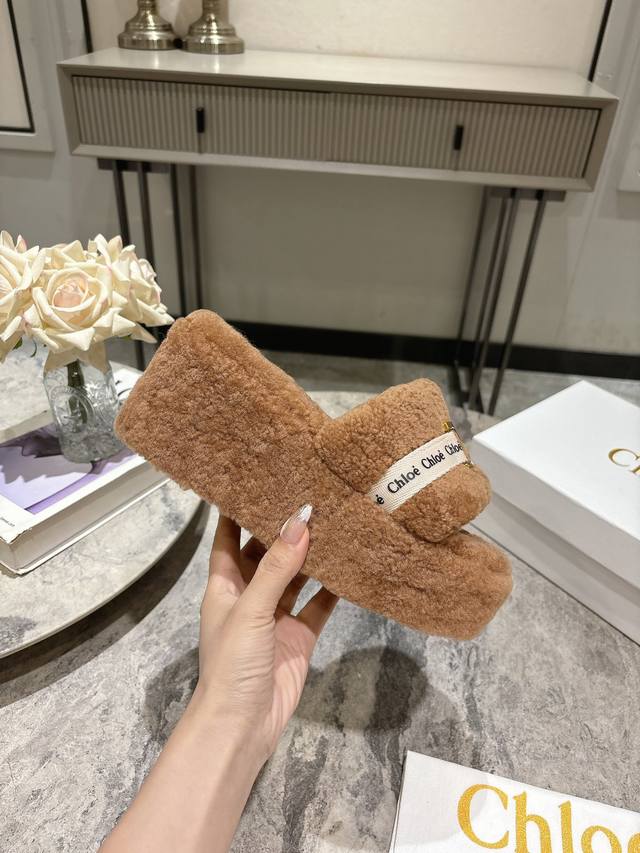 Chloe~Fw24 New Arrival～ 克洛伊羊糕毛拖鞋新品，人见人爱的呀，太可爱了 时髦度与舒适度双双在线，公主风呀 鞋面品牌logo电绣加持，真材实