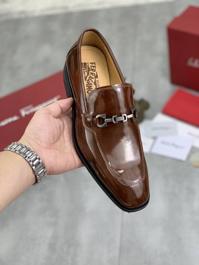 工厂价 实价 水染牛里 Salvatore Ferragamo 菲拉格慕 男士最新款休闲商务皮鞋！专柜同步上市！面料采用专用进口原版荔枝纹小牛皮，内里采用进口水