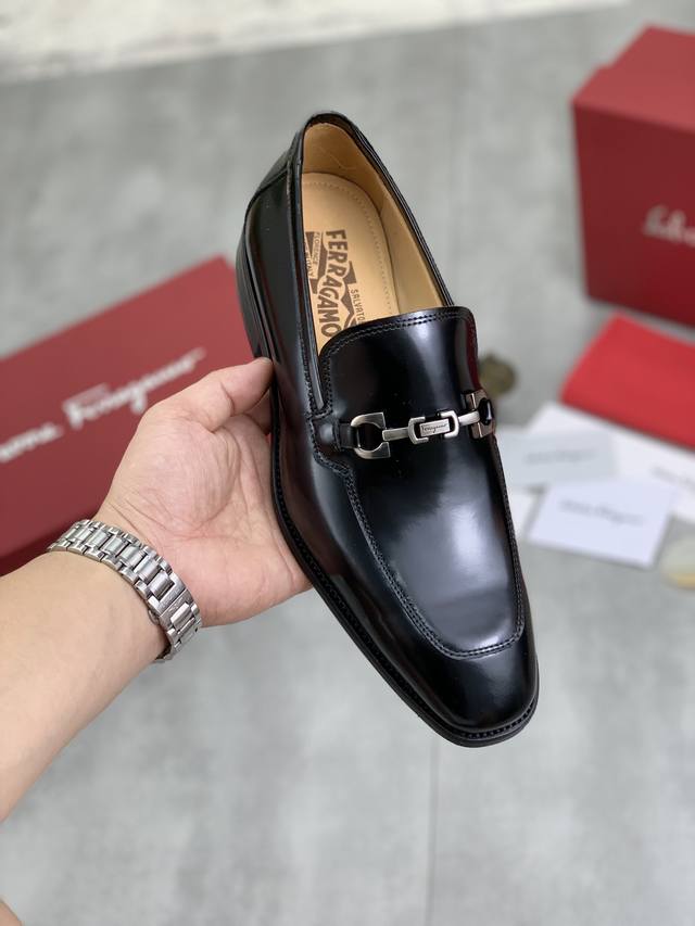 工厂价 实价 水染牛里 Salvatore Ferragamo 菲拉格慕 男士最新款休闲商务皮鞋！专柜同步上市！面料采用专用进口原版荔枝纹小牛皮，内里采用进口水