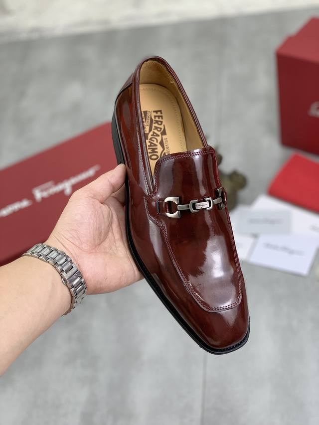 工厂价 实价 水染牛里 Salvatore Ferragamo 菲拉格慕 男士最新款休闲商务皮鞋！专柜同步上市！面料采用专用进口原版荔枝纹小牛皮，内里采用进口水