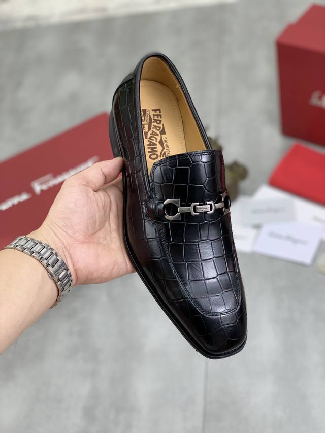 工厂价 实价 水染牛里 Salvatore Ferragamo 菲拉格慕 男士最新款休闲商务皮鞋！专柜同步上市！面料采用专用进口原版荔枝纹小牛皮，内里采用进口水