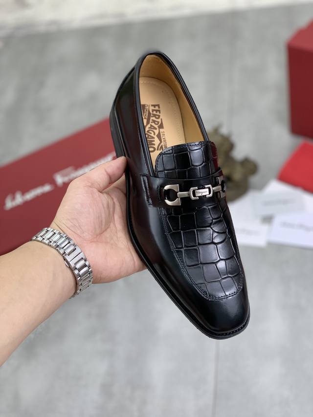 工厂价 实价 水染牛里 Salvatore Ferragamo 菲拉格慕 男士最新款休闲商务皮鞋！专柜同步上市！面料采用专用进口原版荔枝纹小牛皮，内里采用进口水