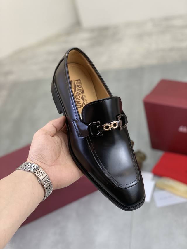 工厂价 实价 水染牛里 Salvatore Ferragamo 菲拉格慕 男士最新款休闲商务皮鞋！专柜同步上市！面料采用专用进口原版开边珠小牛皮，内里采用进口水