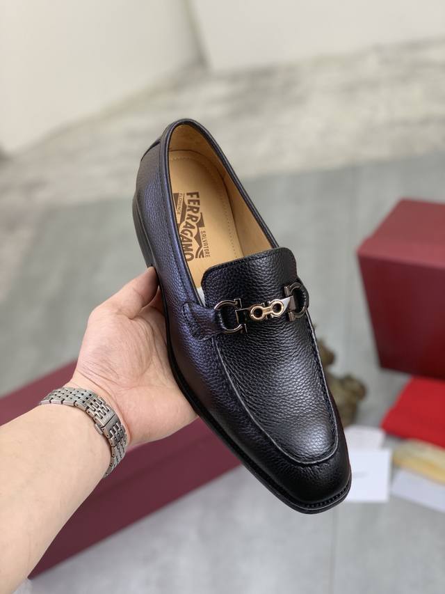 工厂价 实价 水染牛里 Salvatore Ferragamo 菲拉格慕 男士最新款休闲商务皮鞋！专柜同步上市！面料采用专用进口原版荔枝纹小牛皮，内里采用进口水