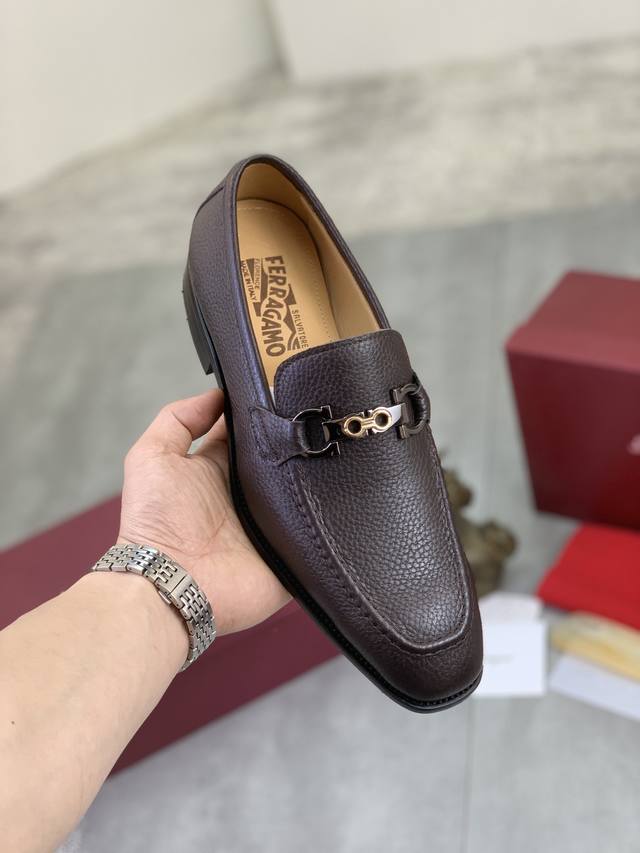 工厂价 实价 水染牛里 Salvatore Ferragamo 菲拉格慕 男士最新款休闲商务皮鞋！专柜同步上市！面料采用专用进口原版荔枝纹小牛皮，内里采用进口水