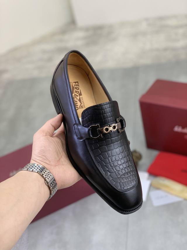 工厂价 实价 水染牛里 Salvatore Ferragamo 菲拉格慕 男士最新款休闲商务皮鞋！专柜同步上市！面料采用专用进口原版小牛皮，内里采用进口水染牛皮