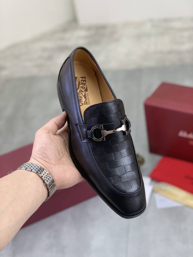 工厂价 实价 水染牛里 Salvatore Ferragamo 菲拉格慕 男士最新款休闲商务皮鞋！专柜同步上市！面料采用专用进口原版小牛皮，内里采用进口水染牛皮