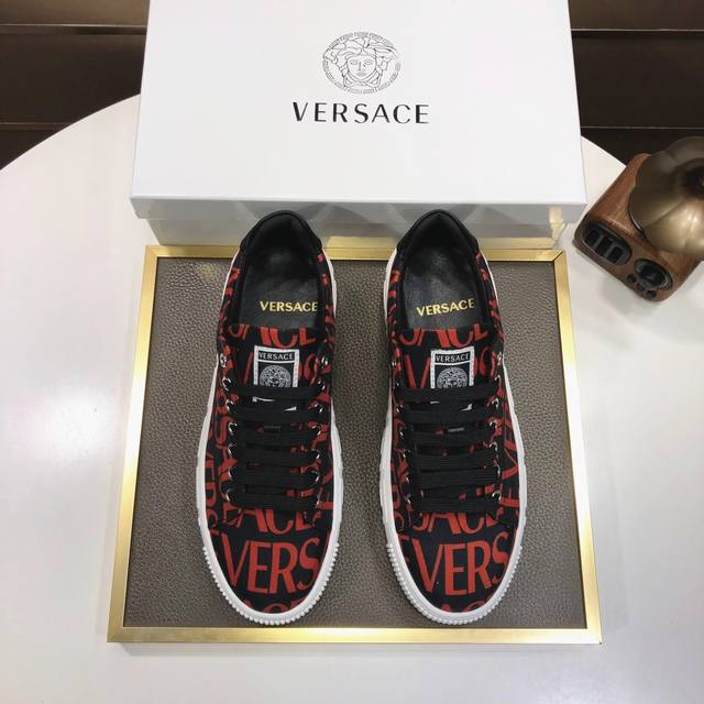 工厂 Versace 范思哲最新款精心打造，引爆全场！不断创新的国际品牌 此款男士休闲鞋，头层牛皮配进口原厂布料，配搭羊皮内里+橡胶防滑大底，透气舒适以质量说话