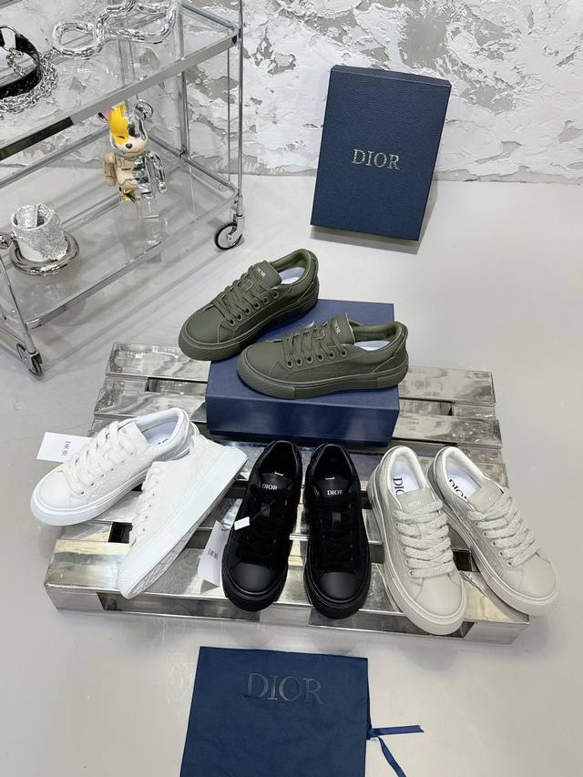 工厂价 Dior 迪奥b33系列 情侣款休闲板鞋 原版购入开发做货 采用迪奥灰牛皮革精心制作，侧面饰以同色调 Cd Diamond 图案帆布镶片。 Cd Ico