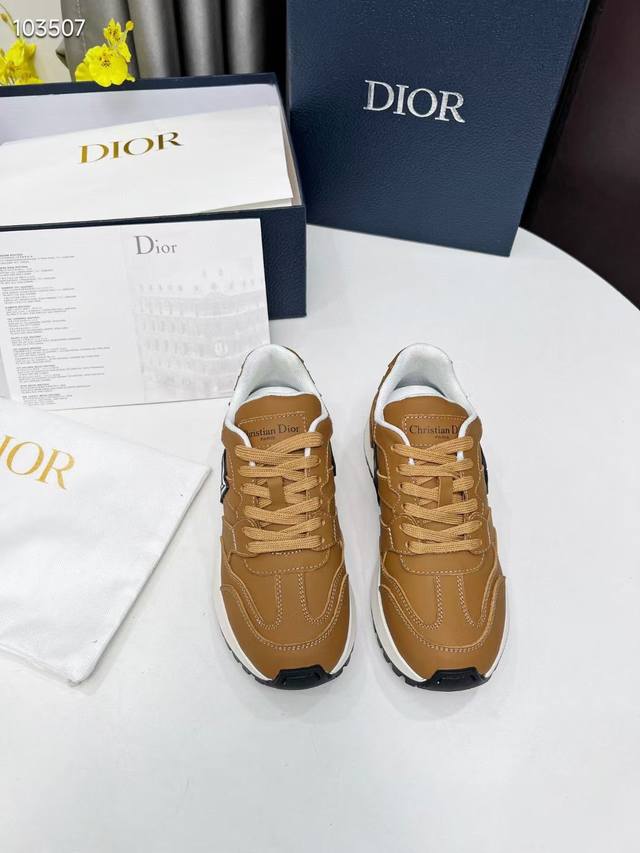 情侣款 Dior.迪奥 小白鞋上新啦。。以经典老爹鞋版型为基础，加入解构元素。。完全百搭到爆，外侧大cd标志，彰显品牌魅力鞋型绝对秀气上脚贼好看！皮料采用头层牛