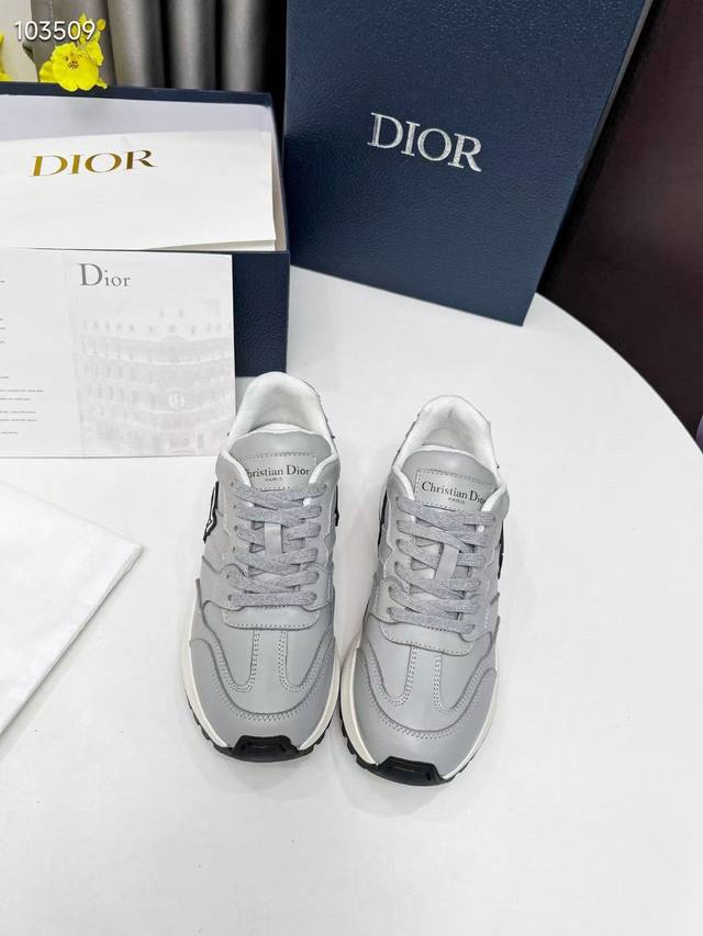 情侣款 Dior.迪奥 小白鞋上新啦。。以经典老爹鞋版型为基础，加入解构元素。。完全百搭到爆，外侧大cd标志，彰显品牌魅力鞋型绝对秀气上脚贼好看！皮料采用头层牛