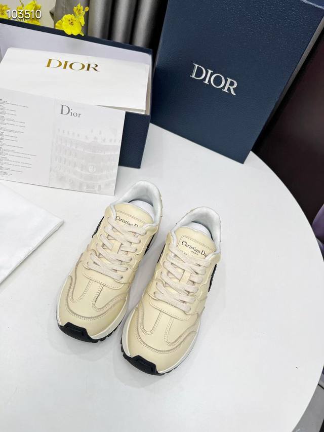 情侣款 Dior.迪奥 小白鞋上新啦。。以经典老爹鞋版型为基础，加入解构元素。。完全百搭到爆，外侧大cd标志，彰显品牌魅力鞋型绝对秀气上脚贼好看！皮料采用头层牛