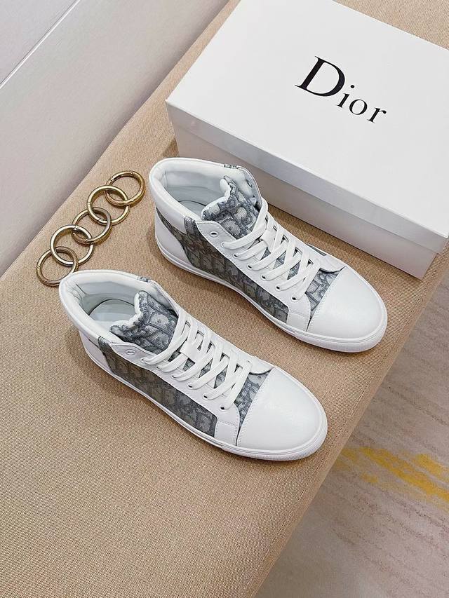 工厂价 Dior 迪奥高帮新品进口头层牛皮 羊皮里，欧美大师设计 完美造型打造专柜品质，纯色生耐磨大底，原单品质，设计上很独特的美，超级百搭也很舒服的。高档不失