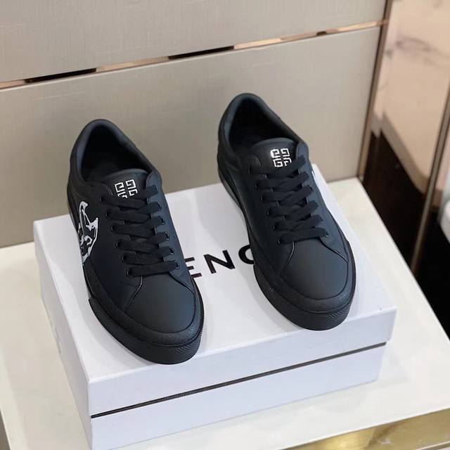 Givench* Gvc City Sport运动鞋 光滑牛皮运动鞋，侧面饰以 College印花，后跟饰以银色品牌logo，鞋舌饰以金属4G Logo。 牛皮