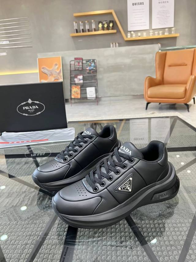 元 38-45 Prada 普拉达新款男士真皮运动鞋，市面最高版本 、欢迎任意对比！原版皮料质感极佳，超上档次！意大利进口胎羊网内里，可拆式垫！奢华用料、精细做