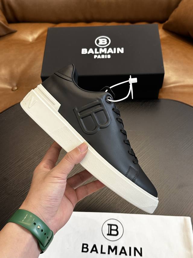 Balmain巴尔曼b-Skate运动鞋 B-Skate 多材质拼接撞色运动鞋 ，鞋面饰有黑色鞋带，皮革拼接鞋舌点缀 Balmain 徽标， Tpu 鞋底饰有同