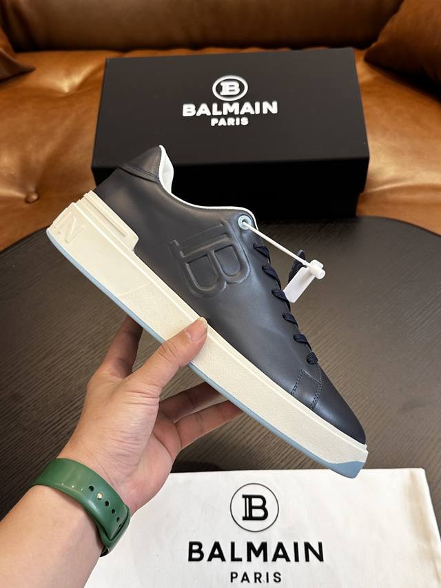 Balmain巴尔曼b-Skate运动鞋 B-Skate 多材质拼接撞色运动鞋 ，鞋面饰有黑色鞋带，皮革拼接鞋舌点缀 Balmain 徽标， Tpu 鞋底饰有同