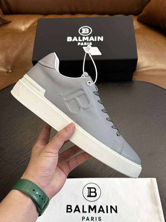 Balmain巴尔曼b-Skate运动鞋 B-Skate 多材质拼接撞色运动鞋 ，鞋面饰有黑色鞋带，皮革拼接鞋舌点缀 Balmain 徽标， Tpu 鞋底饰有同