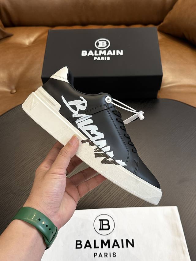 Balmain巴尔曼b-Skate运动鞋 B-Skate 多材质拼接撞色运动鞋 ，鞋面饰有黑色鞋带，皮革拼接鞋舌点缀 Balmain 徽标， Tpu 鞋底饰有同