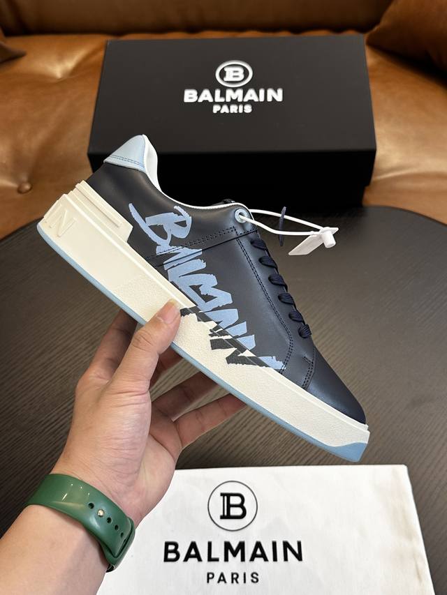 Balmain巴尔曼b-Skate运动鞋 B-Skate 多材质拼接撞色运动鞋 ，鞋面饰有黑色鞋带，皮革拼接鞋舌点缀 Balmain 徽标， Tpu 鞋底饰有同