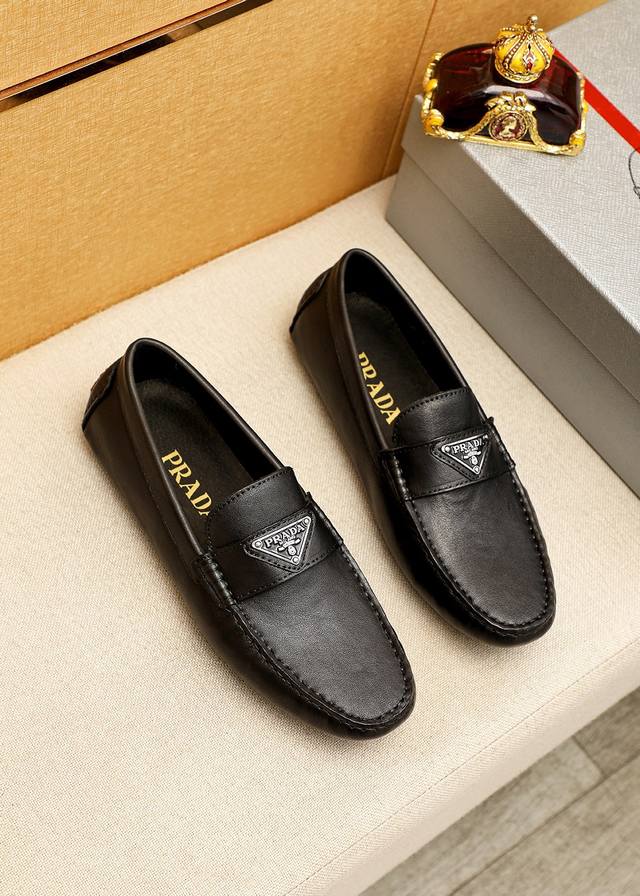 商品商标：Prada 普拉达 豆豆鞋 正码码数: 38-44 45.46订制 商品材料：精选 进口头层小牛皮鞋面+原版五金扣搭配，进口猪皮内里。强烈立体视觉效果