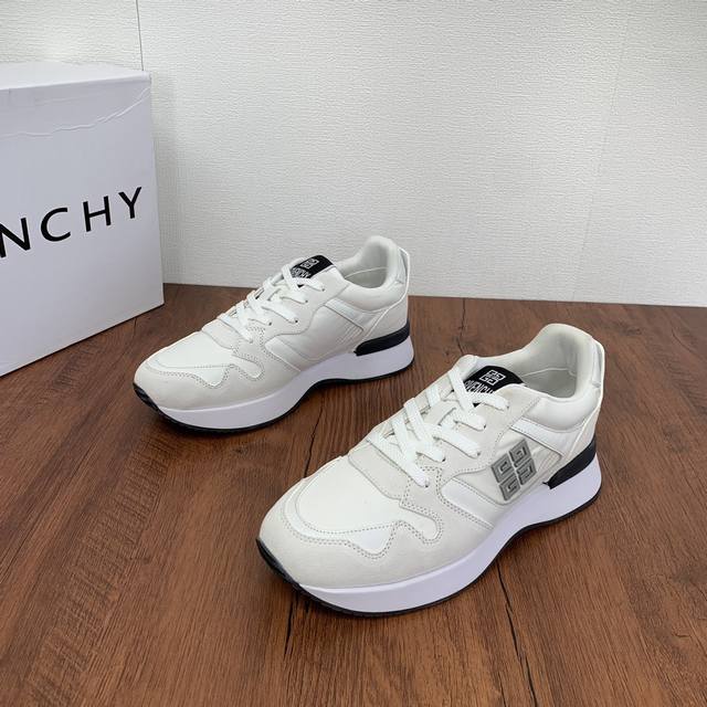 编码： Givenchy 纪梵希 秋款男士拼接运动鞋出货 小牛皮拼接反绒牛皮搭配莱卡软布面料鞋面 进口机车针织车线 做工材质看图细节 手机实物拍摄 撞色组合拼接