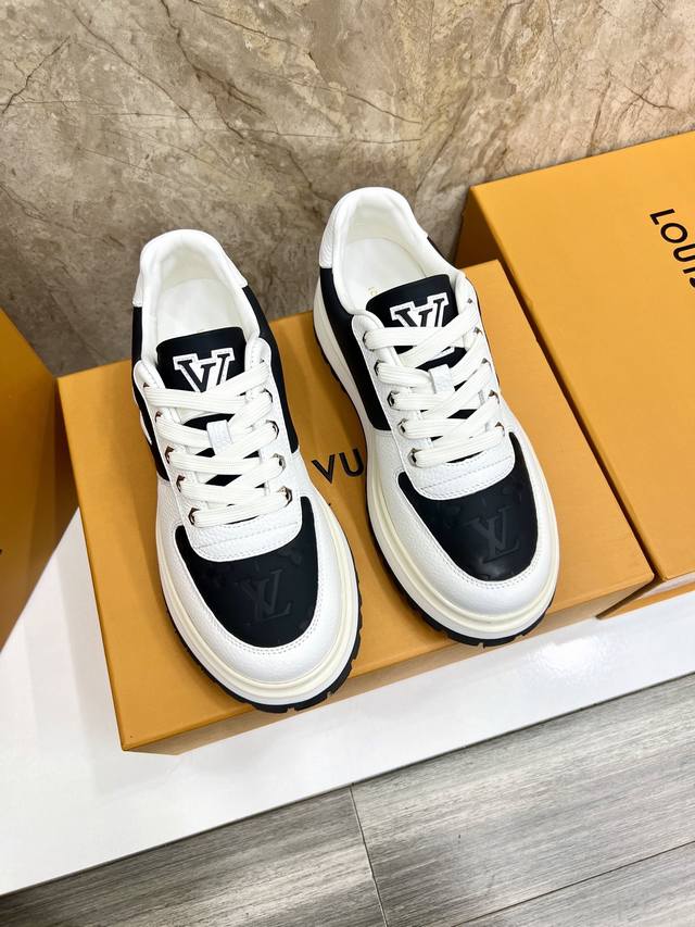 出厂价： 路易威登lv Trainer 男士运动鞋，全新配色，本款 Lv Trainer 运动鞋为粒面牛皮革渲染缤纷色调，侧面点缀路易威登标识，与后部西部风格的