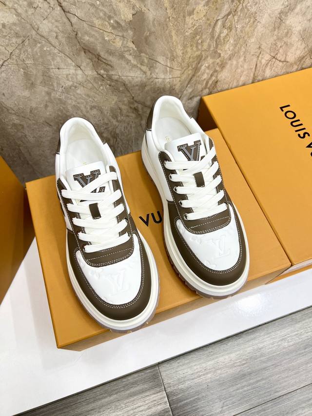 出厂价： 路易威登lv Trainer 男士运动鞋，全新配色，本款 Lv Trainer 运动鞋为粒面牛皮革渲染缤纷色调，侧面点缀路易威登标识，与后部西部风格的