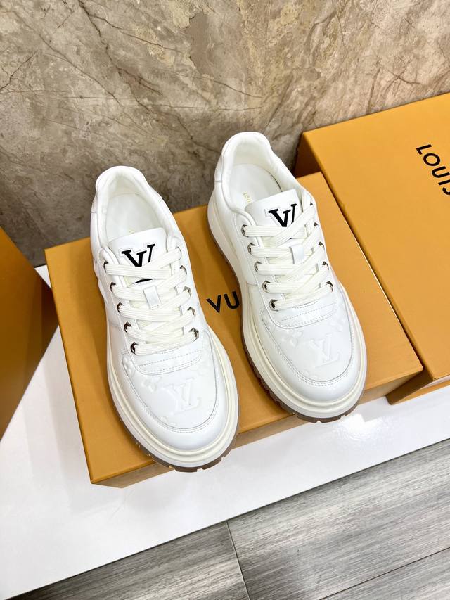 出厂价： 路易威登lv Trainer 男士运动鞋，全新配色，本款 Lv Trainer 运动鞋为粒面牛皮革渲染缤纷色调，侧面点缀路易威登标识，与后部西部风格的