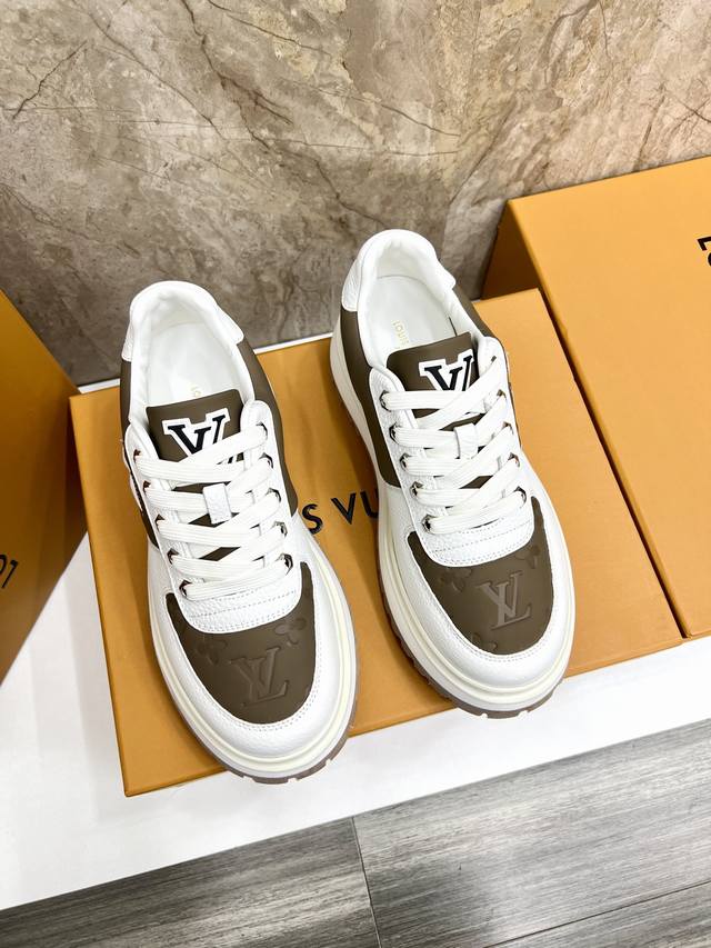 出厂价： 路易威登lv Trainer 男士运动鞋，全新配色，本款 Lv Trainer 运动鞋为粒面牛皮革渲染缤纷色调，侧面点缀路易威登标识，与后部西部风格的