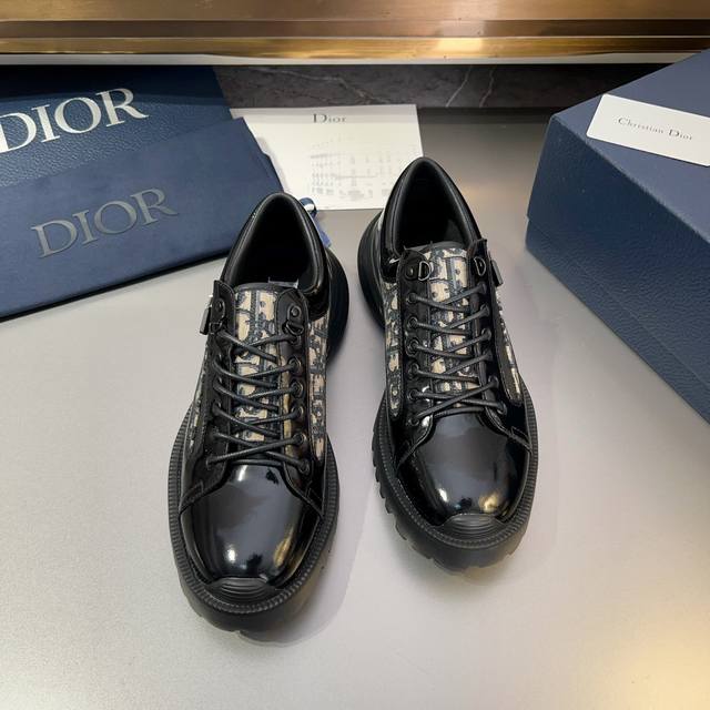 Dior Combat 德比鞋是二零二四春季男装系列新品，呈现时尚设计与运动元素相结合的混搭风格。采用黑色抛光牛皮革精心制作，侧面和鞋舌饰以 Oblique 印