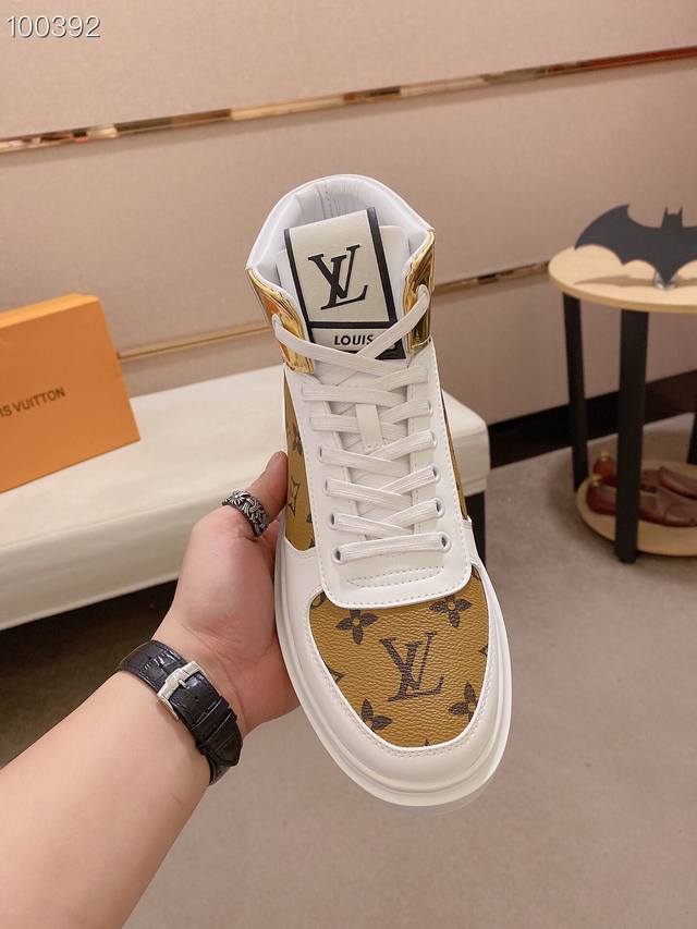 高帮系列louis Vuitton 路易威登 ，新款官网休闲高帮鞋爆款！原版一比一.，大牌的气势不言而明！上脚舒适大气！鞋面采用意大利进口头层牛漆皮搭配原版花纹