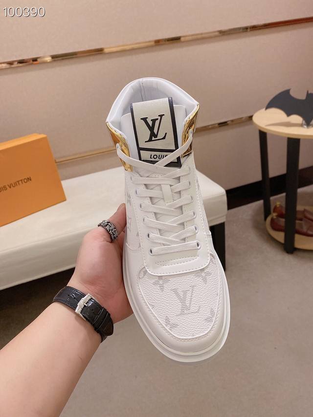 高帮系列louis Vuitton 路易威登 ，新款官网休闲高帮鞋爆款！原版一比一.，大牌的气势不言而明！上脚舒适大气！鞋面采用意大利进口头层牛漆皮搭配原版花纹