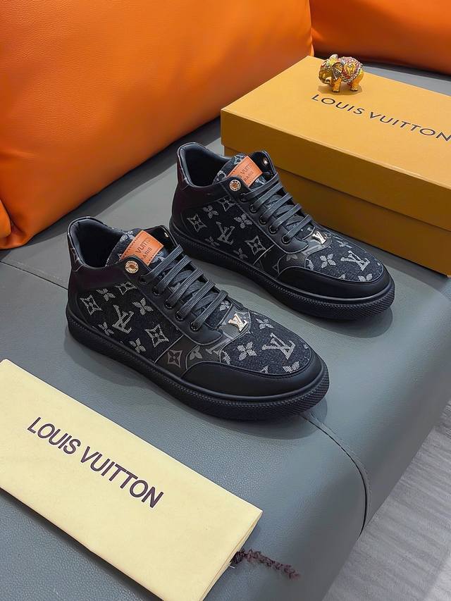 商品名称：Louis Vuitton 路易 威登 正规码数: 38-44 高帮鞋 商品材料：精选 牛皮鞋面，柔软羊皮内里；原厂大底。