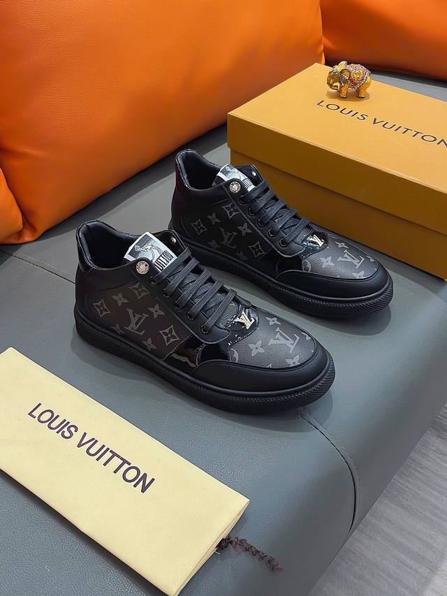 商品名称：Louis Vuitton 路易 威登 正规码数: 38-44 高帮鞋 商品材料：精选 牛皮鞋面，柔软羊皮内里；原厂大底。