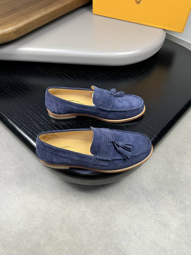 Tod'S 托德斯 -高端品质 原单 -鞋面：反绒小牛皮、品牌横担装饰、鞋丹手工串缝马克线 -内里：水染牛皮 -大底：超真皮 橡胶；组合成型真皮大底 -超高品控