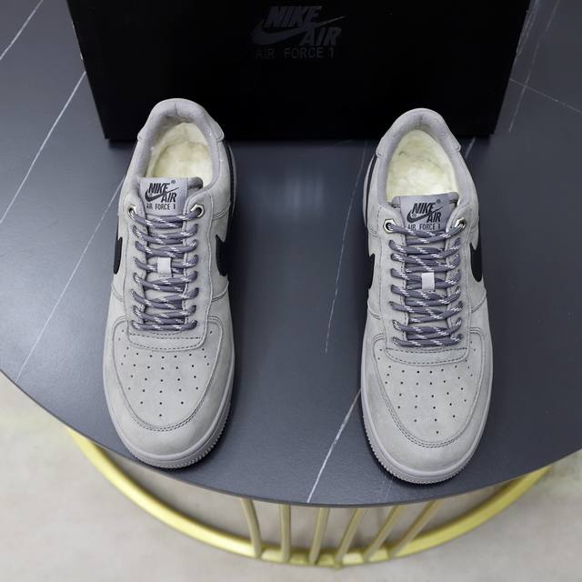 实价 。现货情侣款 Nike Air Jordan1 冬季运动板鞋 加毛款 Aj经典鞋型不变的基础上内里羊毛 真的很加分！原厂材料fk 鞋面进口头层牛皮 三色高