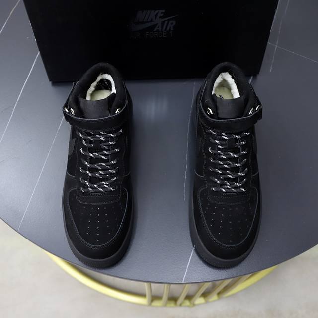 实价 现货情侣款 Nike Air Jordan1 冬季运动板鞋 加毛款 Aj经典鞋型不变的基础上内里羊毛 真的很加分！原厂材料fk 鞋面进口头层牛皮 三色高帮