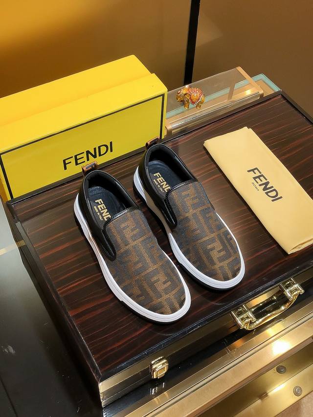 商品名称：Fendi 芬迪 正规码数: 38-44 套脚鞋 商品材料：精选 进口牛皮鞋面，柔软羊皮内里；原厂大底。