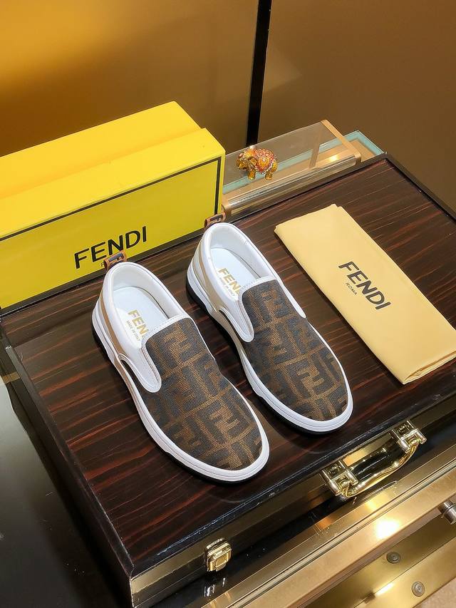 商品名称：Fendi 芬迪 正规码数: 38-44 套脚鞋 商品材料：精选 进口牛皮鞋面，柔软羊皮内里；原厂大底。