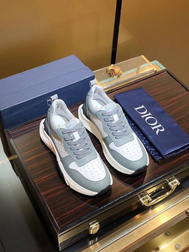 商品名称：Dior 迪奥 正规码数: 38-44 休闲鞋 商品材料：精选 牛皮鞋面，柔软羊皮内里；原厂大底。