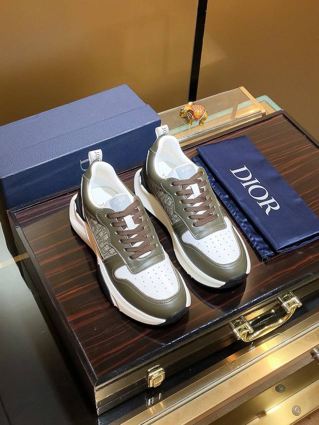 商品名称：Dior 迪奥 正规码数: 38-44 休闲鞋 商品材料：精选 牛皮鞋面，柔软羊皮内里；原厂大底。