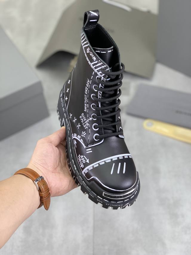 工厂价 实价 Balenciaga 巴黎世家最新款涂鸦靴子，版型简洁大气 潮男专属 独有的大牌最新元素元素鞋面采用进口优质小牛皮+进口牛皮内里高档乳胶鞋垫 柔软