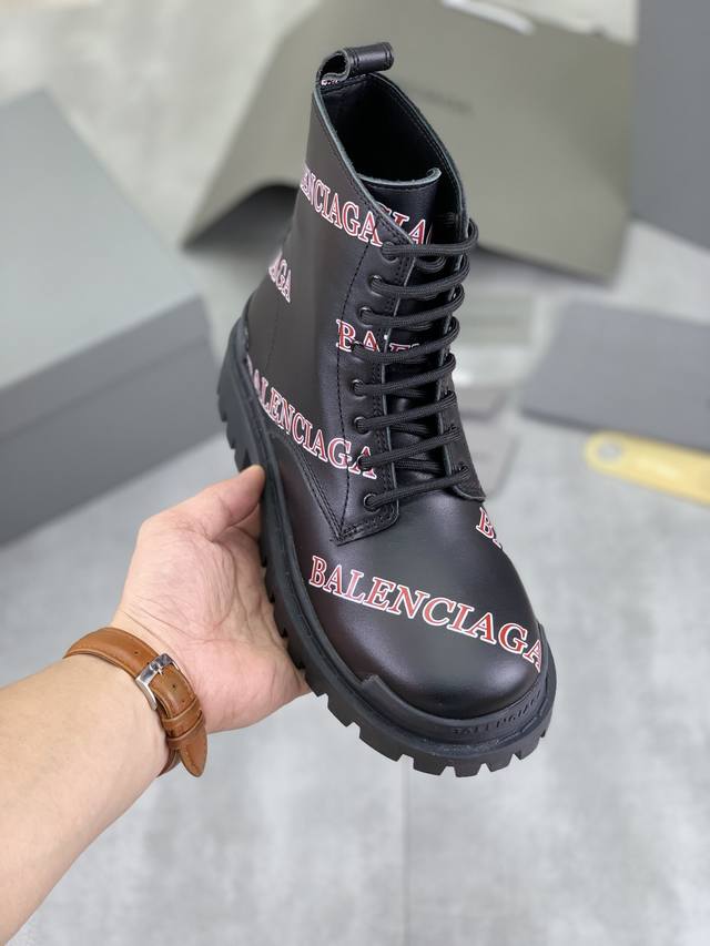 工厂价 实价 Balenciaga 巴黎世家最新款涂鸦靴子，版型简洁大气 潮男专属 独有的大牌最新元素元素鞋面采用进口优质小牛皮+进口牛皮内里高档乳胶鞋垫 柔软