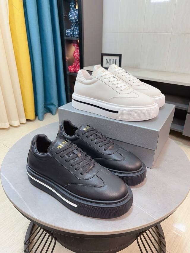 出厂价 官网爆款 Prada 普拉达 顶级原单size：38-44Linea Rossa运动系列男鞋，鞋面：原厂进口头层牛皮真皮内里耐磨发.泡大底， 上脚舒适！